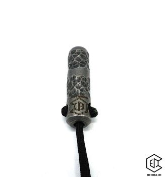 Preview: Handgeschmiedeter Kubotan HC-22-2 Unikat (Custom Made) von vorne auf weißem Hintergrund. Seriennummer SN sichtbar, Totenkopf-Gravur, schwarzer Paracord-Fangriemen, 3 Bohrungen. GPSR: Chargennummer/Hersteller SN für Rückverfolgbarkeit. Nur als Grifffestige